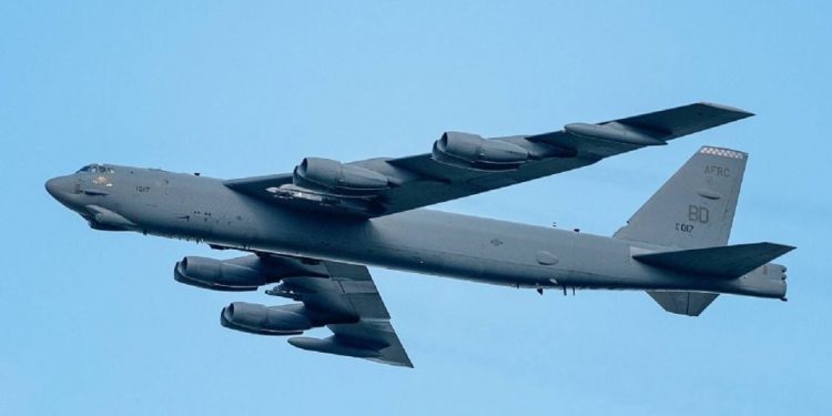 Bombardero B-52 de Estados Unidos se estrella tras despegar en California