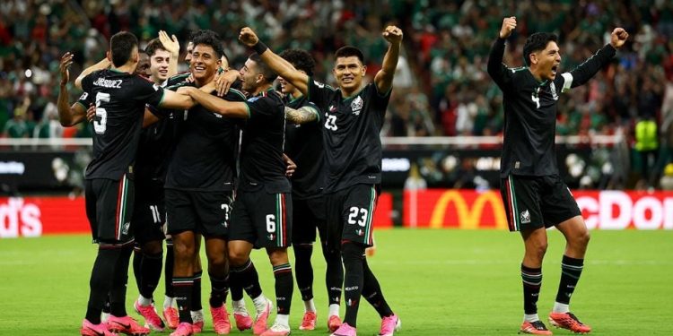 México cumple en Guadalajara y amarra el primer lugar del Grupo A