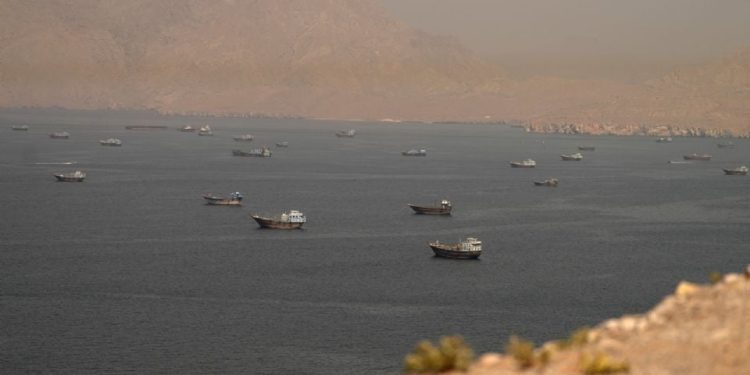 Irán endurece postura y vuelve a cerrar Ormuz por ataques en Líbano