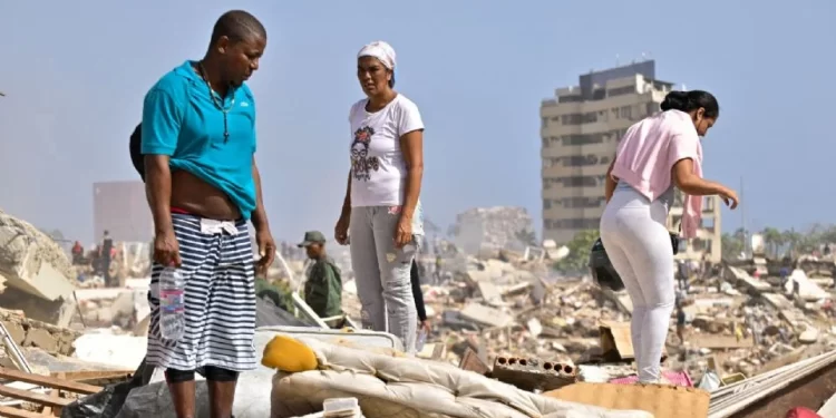 Sube a 920 la cifra de muertos por los terremotos en Venezuela