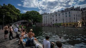 Personas buscan alivio en el agua durante la intensa ola de calor en Francia