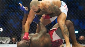 Peleador domina a su rival en el suelo durante una pelea de UFC Freedom 250 en la Casa Blanca
