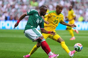 Brian Gutiérrez supera a Sphephelo Sithole en la jugada que provocó la primera expulsión del Mundial 2026