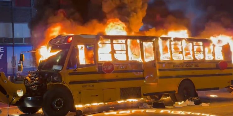 Caos en Nueva York tras título de los Knicks; reportan 63 detenidos