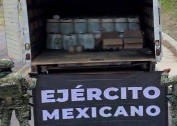 Decomisan en Sinaloa histórico cargamento de metanfetamina líquida