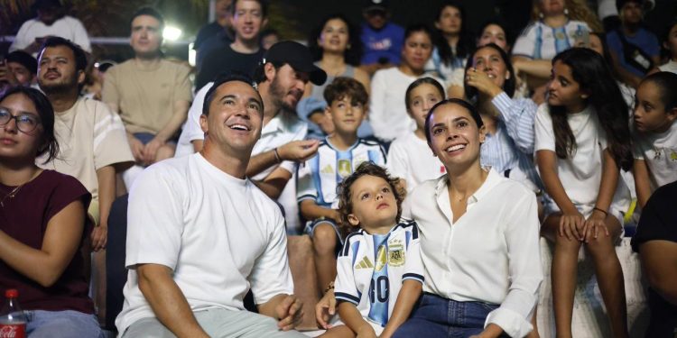 Ana Paty Peralta comparte la pasión mundialista en el Cancún Fut Fest