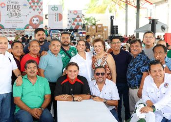Ana Paty Peralta festeja a padres trabajadores del Ayuntamiento de BJ en Cancún