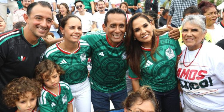 Ana Paty Peralta y Mara Lezama viven el partido inaugural de México en “Cancún Fut Fest”