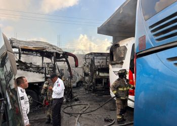Rápida acción de bomberos controla incendio en autobuses en Cancún