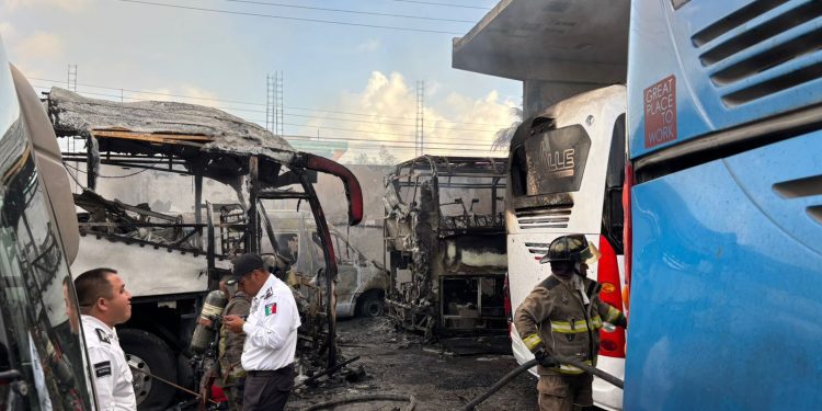 Rápida acción de bomberos controla incendio en autobuses en Cancún