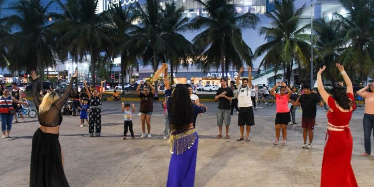 Cientos de familias disfrutan una doble jornada del Paseo Cancunense