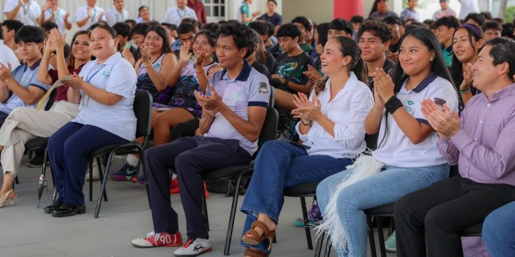 Ana Paty Peralta reconoce inversión en infraestructura educativa en Cancún