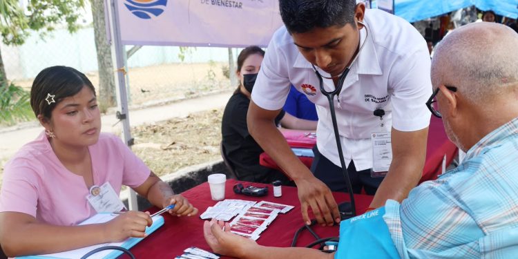 Ayuntamiento de Benito Juárez acerca bienestar y salud a familias de la SM 215