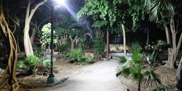 Ayuntamiento de BJ mejora iluminación en el parque Aurora de la SM 44