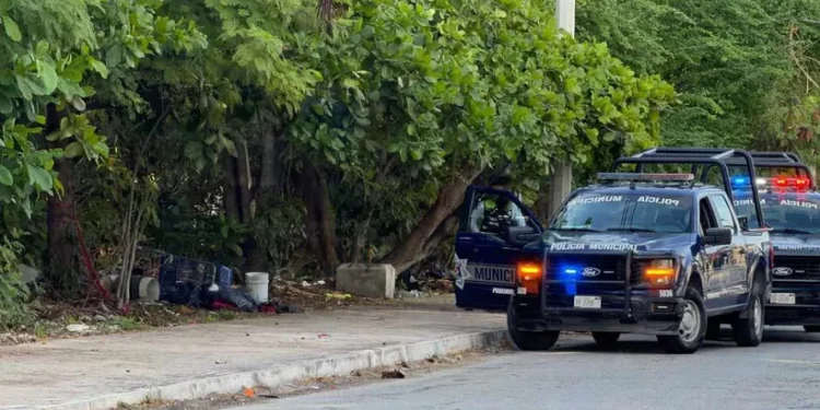 Hallan cuerpo sin vida en Av. Bonampak junto a carrito de supermercado