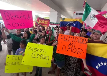 Brigadistas de Cancún regresan a casa tras misión de rescate en Venezuela