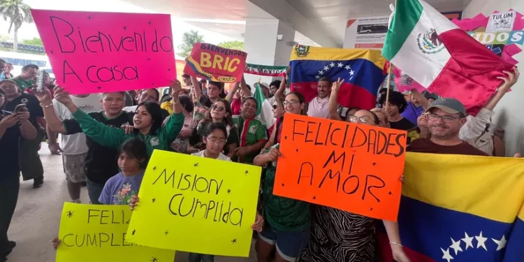 Brigadistas de Cancún regresan a casa tras misión de rescate en Venezuela