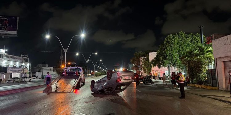 Fuerte volcadura en la López Portillo deja un herido y un conductor prófugo