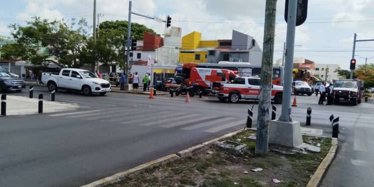 Se registra aparatoso accidente en la avenida Kabah de Cancún con siete lesionados