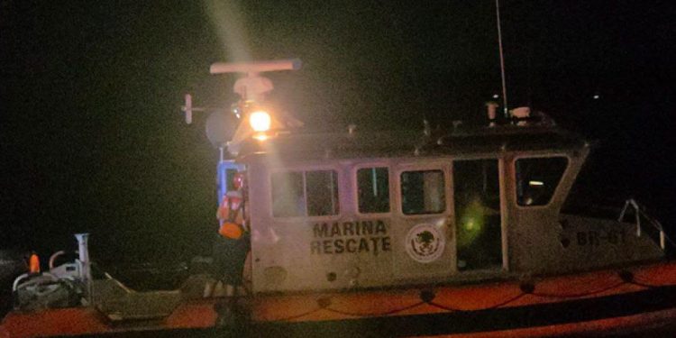 Rescatan a seis personas tras quedar a la deriva en la Bahía de Chetumal