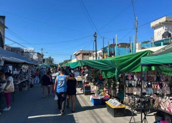 Calor y vacaciones provocan caída de ventas de hasta 60% en tianguis de Cancún