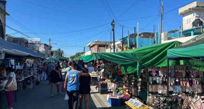 Calor y vacaciones provocan caída de ventas de hasta 60% en tianguis de Cancún