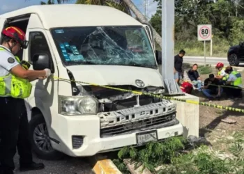 Aparatoso choque de transporte turístico deja nueve heridos en Playa del Carmen