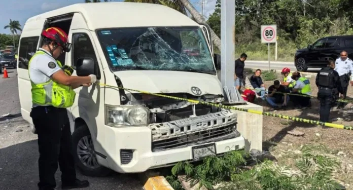 Aparatoso choque de transporte turístico deja nueve heridos en Playa del Carmen