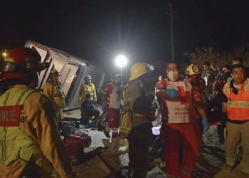 Choque entre autobús de hotel y auto en Los Cabos deja 3 muertos y 17 heridos