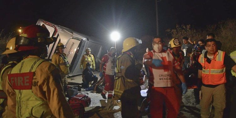 Choque entre autobús de hotel y auto en Los Cabos deja 3 muertos y 17 heridos
