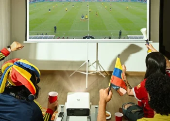 Cómo ver el Mundial 2026 en proyector: consejos para armar un estadio en casa