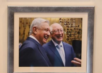 El declive de Ken Salazar: de aliado cercano a AMLO a ser cuestionado por Sheinbaum