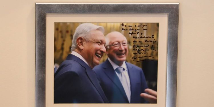 El declive de Ken Salazar: de aliado cercano a AMLO a ser cuestionado por Sheinbaum