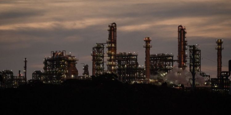 Nuevo incendio en la refinería Dos Bocas tras fuga de crudo; descartan lesionados