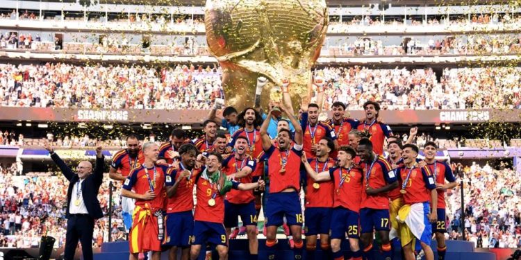 España elimina a Trump de la foto histórica donde Rodri levanta la Copa del Mundo