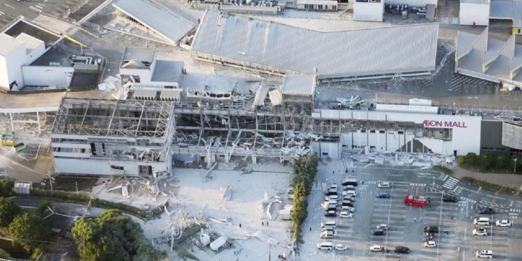 Alerta en Japón: terremoto de 7.1 deja heridos y explosión en centro comercial