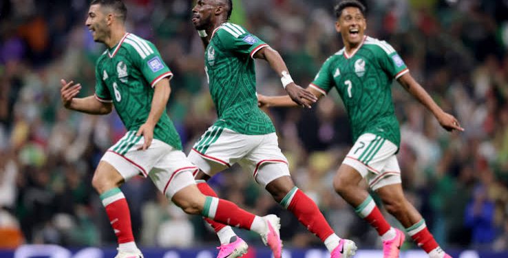 Julián Quiñones celebra su gol durante el partido entre México y Ecuador en el Mundial 2026.