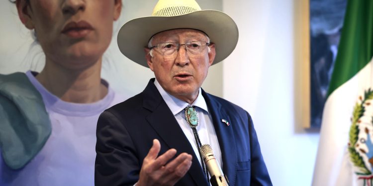 Ken Salazar intentó contactar a López Obrador tras captura del ‘Mayo’ Zambada