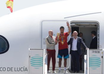 Selección de España aterriza en Madrid con el trofeo del Mundial 2026