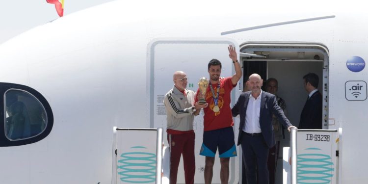 Selección de España aterriza en Madrid con el trofeo del Mundial 2026