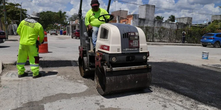 Ayuntamiento de BJ atiende reportes de ChatCun con mantenimiento vial en la SM. 201
