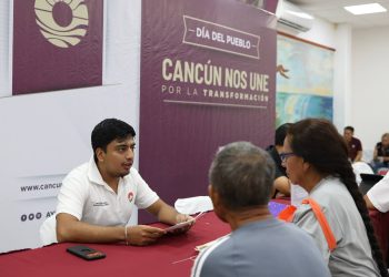 Aprovechan cancunenses “Día del Pueblo” en Palacio Municipal