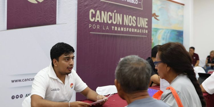 Aprovechan cancunenses “Día del Pueblo” en Palacio Municipal