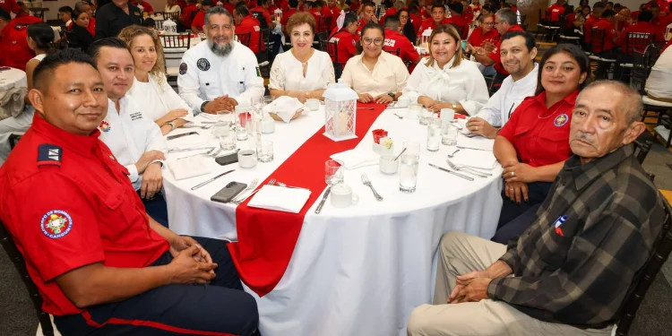 Celebra Ayuntamiento de BJ labor y compromiso de los bomberos de Cancún