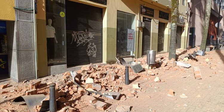 Terremoto de magnitud 7.4 sacude Colombia, deja heridos y daños en edificios
