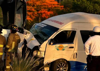 Combi y autobús chocan frente a Plaza Las Américas; reportan un lesionado