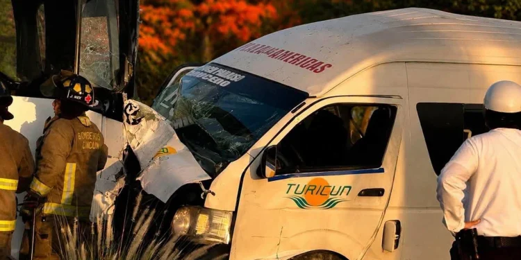Combi y autobús chocan frente a Plaza Las Américas; reportan un lesionado