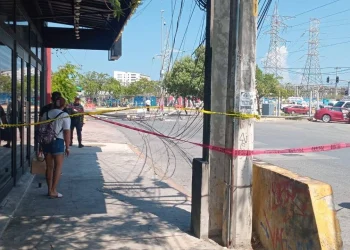 Tesla queda destrozado tras derribar tres postes en avenida Kabah