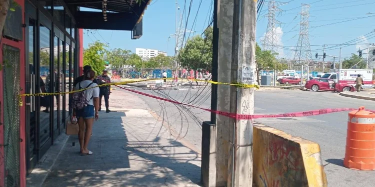 Tesla queda destrozado tras derribar tres postes en avenida Kabah