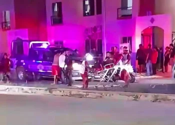 Mujer apuñala a su esposo tras sorprenderlo con una vecina en Villas Lakin